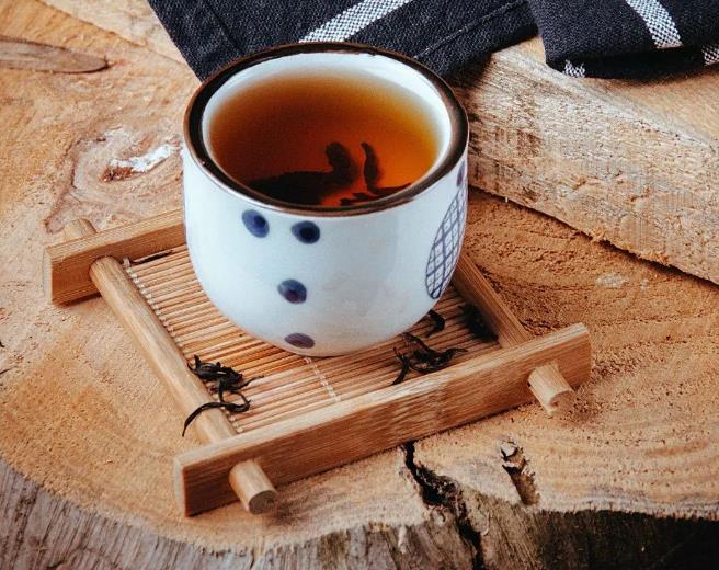 红茶和低咖啡碱茶中的水分和咖啡因含量的测定